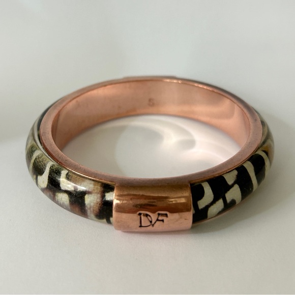 DIANE VON FURSTENBERG Black & White Printed Bangle - Picture 3 of 6